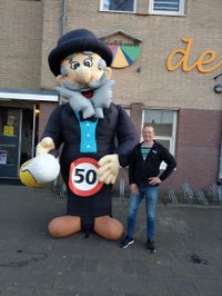 Abraham 50 jaar opblaaspop met of zonder 50 bord party-verhuur-apeldoorn.nl